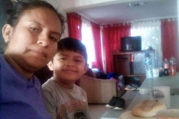 Salvadoreña cuenta cómo la separaron de hijo en la frontera