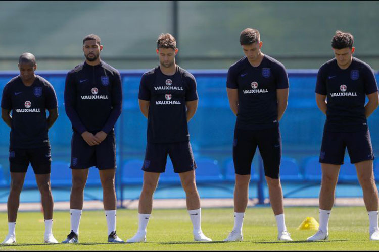 Selección inglesa honra a víctimas del incendio en la torre Grenfell