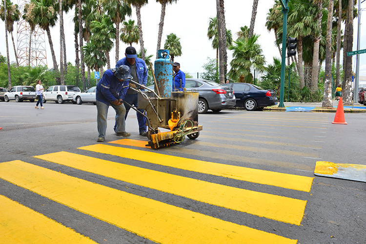 Sigue trabajos de señalización  en carriles y cruces peatonales