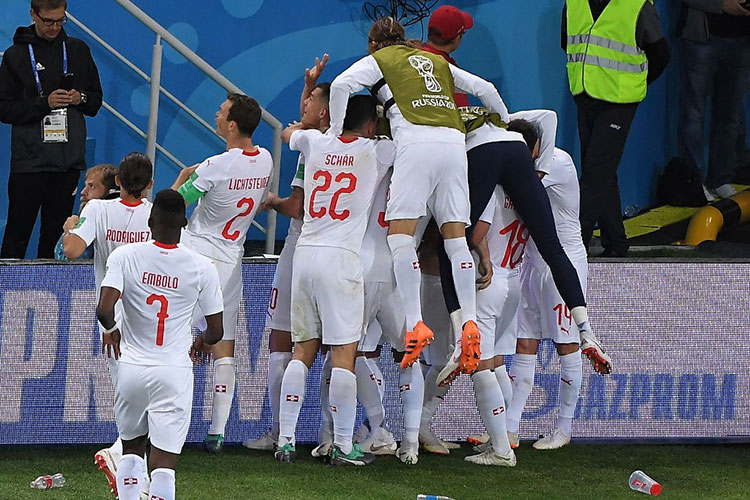 Suiza vence a Serbia por 2-1 y está a un paso de octavos