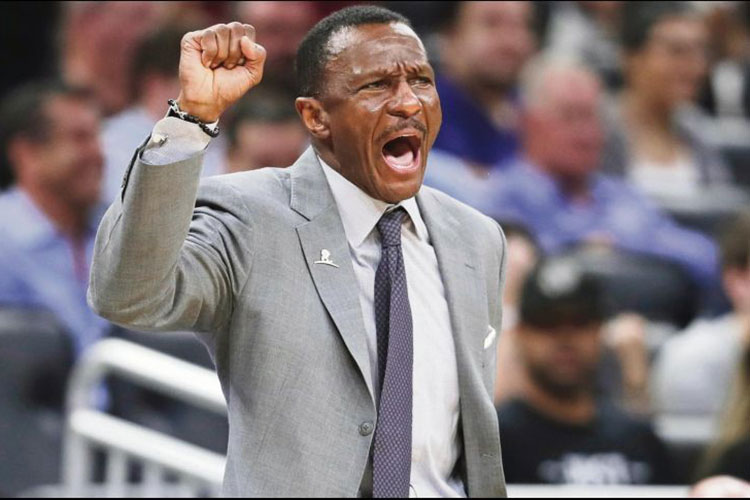 Dwane Casey llega al banquillo de los Pistons
