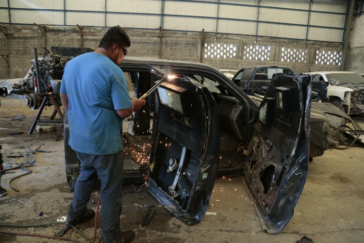 Destruyen 25 vehículos blindados y asegurados a delincuencia