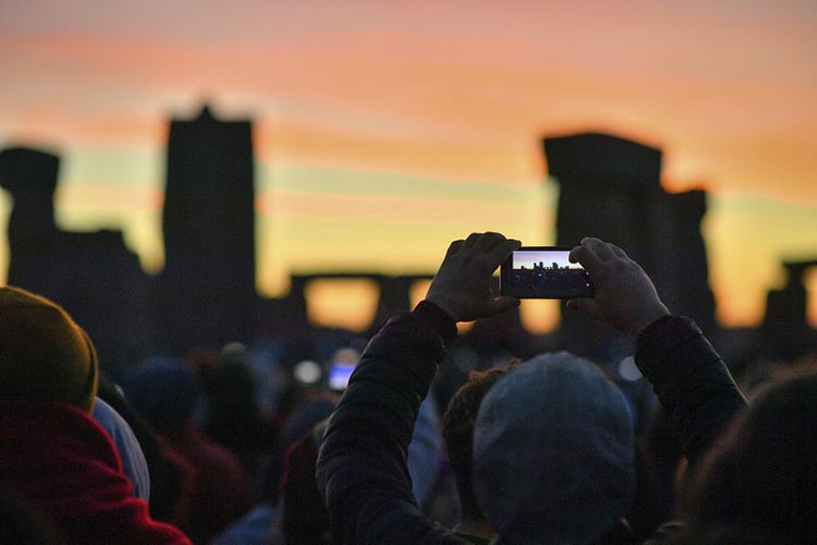 Miles celebran el solsticio de verano en Stonehenge