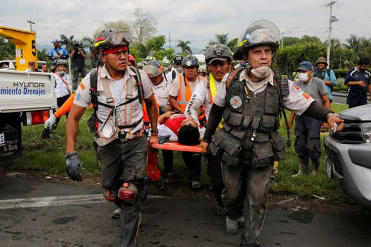 Trasladan a México a dos víctimas de la erupción en Guatemala