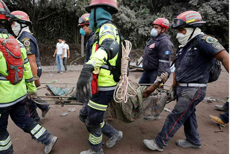 Suben a 72 los muertos por la erupción de volcán en Guatemala