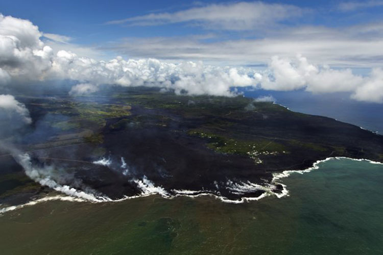 Fisura en vecindario de Hawai continúa expulsando lava