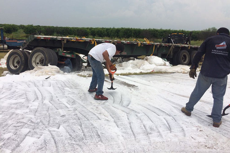 Vuelca trailer en kilómetro 88 a Monterrey