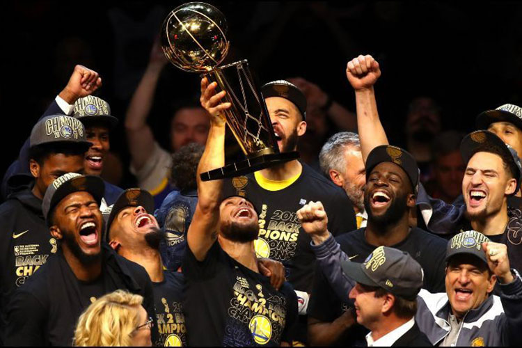 Los Warriors revalidan título de campeones de la NBA