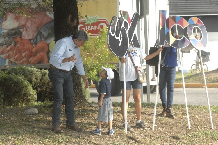 Hace campaña hijo y esposa del Doctor Xico