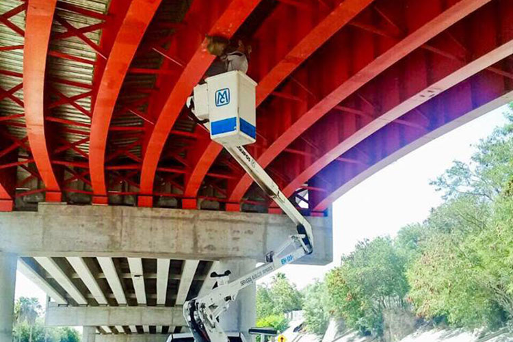 Se trabaja semanalmente en  el mantenimiento de puentes