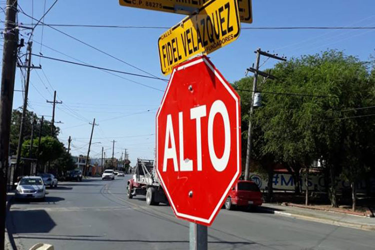 Mejoran señalización en la colonia Infonavit