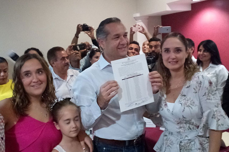 Entregan constancia de mayoría a Adrián Oseguera en Madero