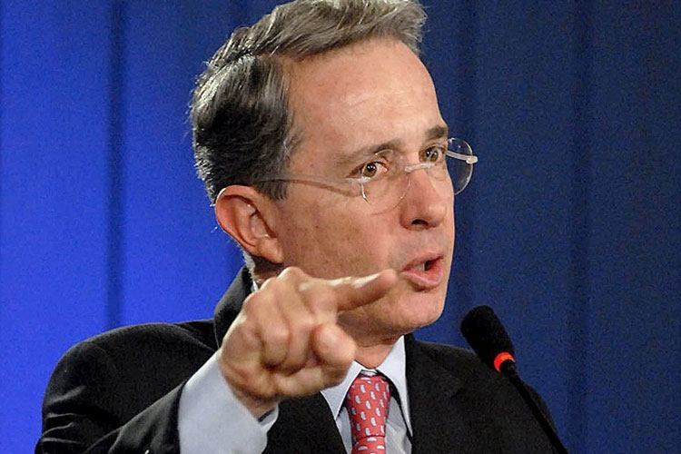 Colombia: Uribe monta defensa contra acusaciones de sobornos
