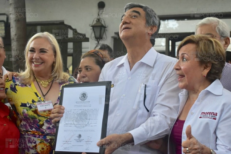 Américo y Guadalupe Covarrubias reciben constancia de mayoría