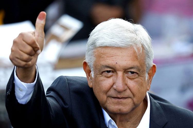 Vota AMLO tras espera de casi hora y media
