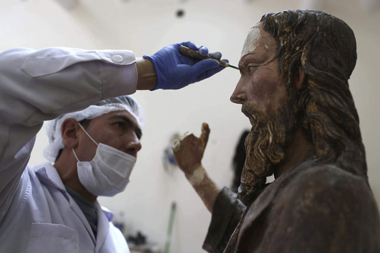 Arte católico en ruinas es restaurado en ‘hospital’ de Perú