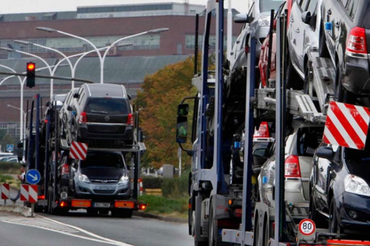 UE alista represalias ante posibles aranceles de EU a autos