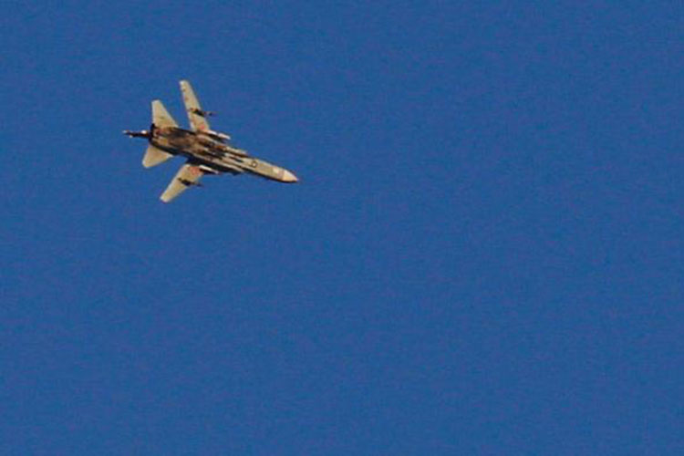 Israel derriba jet sirio, fuerzas de Assad llegan a Golán