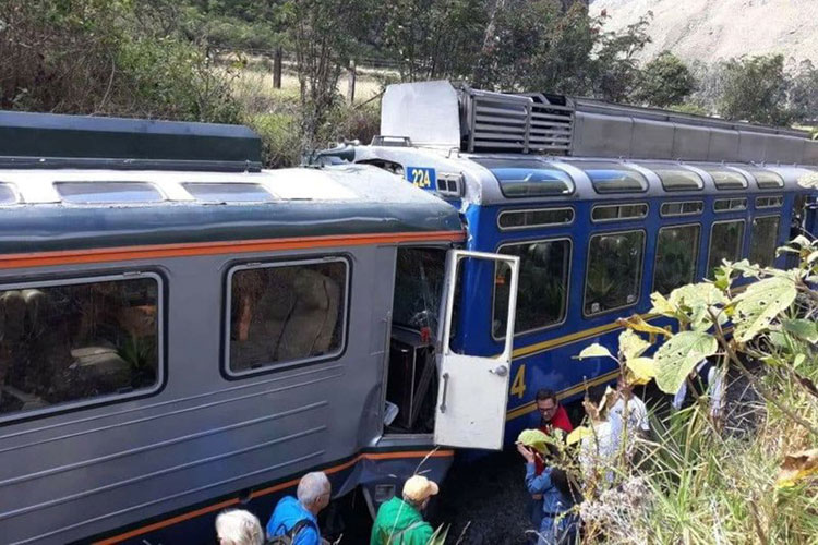 Chocan trenes con turistas a Machu Picchu, en Perú