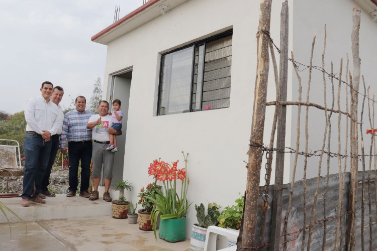 Logra gestión de Oscar Almaraz mejores viviendas a mil 250 familias