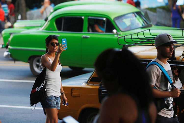Cuba implementa el acceso a internet desde celulares