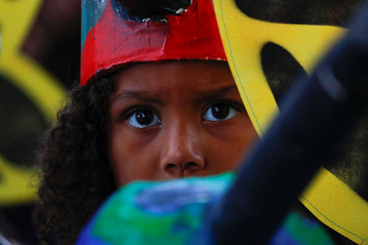 Juez de EU ordena entregar lista de niños separados de familiares