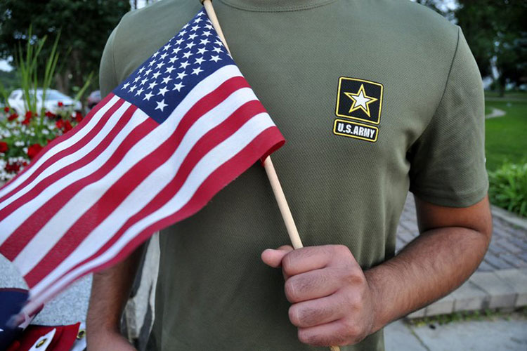 Ejército de EEUU da de baja a inmigrantes