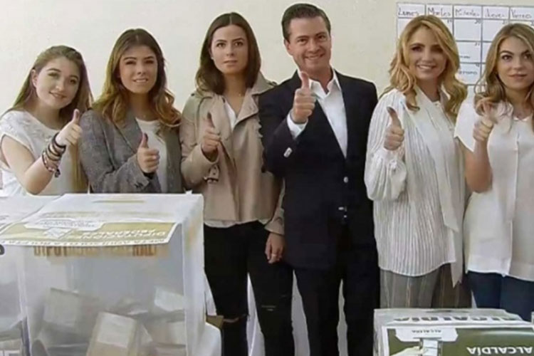 Peña Nieto emite su voto en la escuela El Pípila, frente a Los Pinos