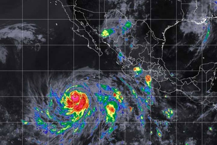 Fabio se fortalece en la península de Baja California Sur