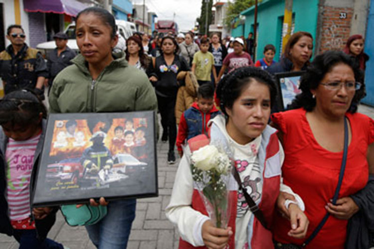 Homenaje a bomberos caídos en explosión de Tultepec