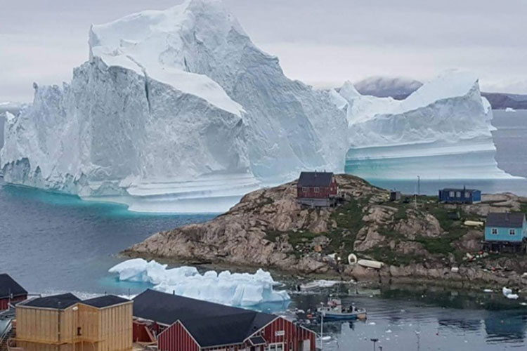 Iceberg gigante amenaza a pequeño pueblo de Groenlandia