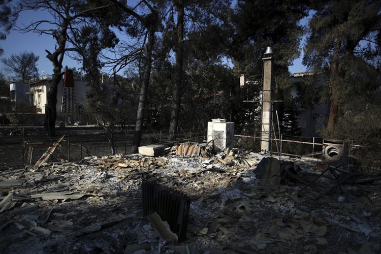 Forenses tratan de identificar a muertos en fuego en Grecia