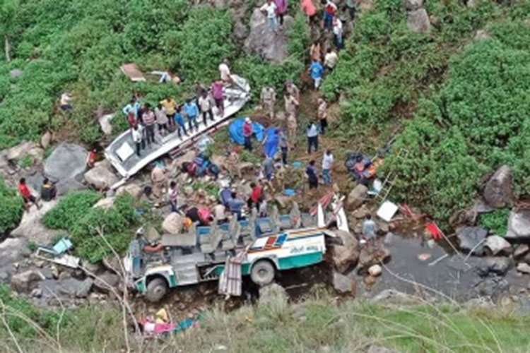 Autobús cae a barranco en India; al menos 48 muertos