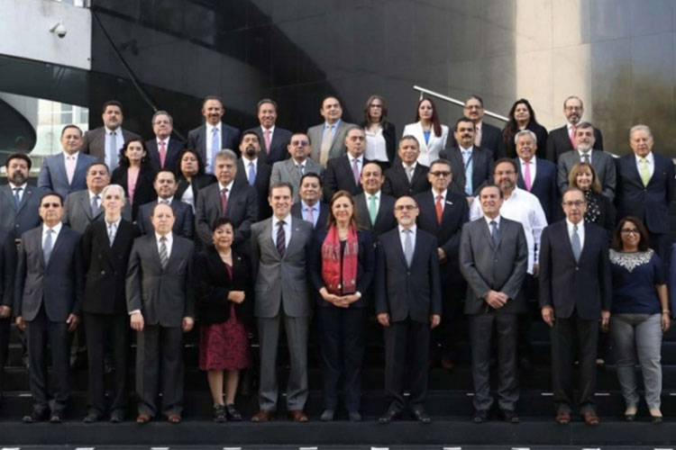 INE entrega constancias de mayoría y primera minoría en Senado