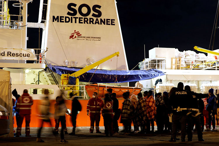 Países de la UE aceptan acoger a 447 migrantes desembarcados en Italia