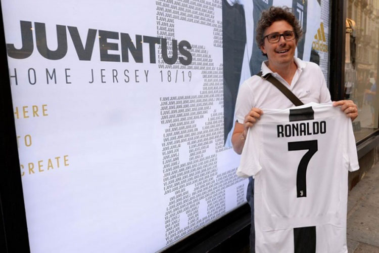 Millonarios ingresos por fugaz venta de playeras de Cristiano