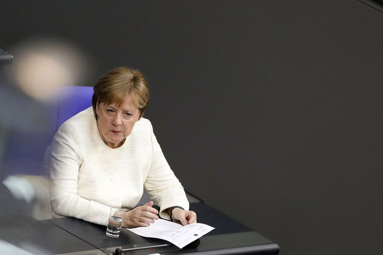 Merkel promete “esfuerzos” para evitar guerra comercial