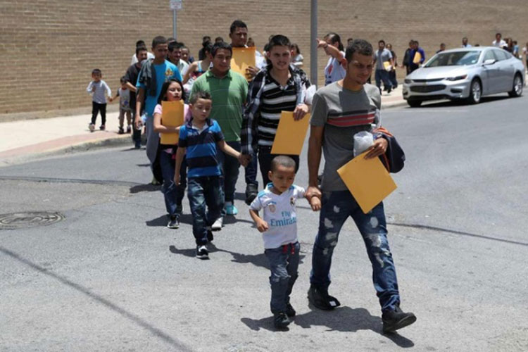 Gobierno de Trump entrega lista de niños migrantes separados