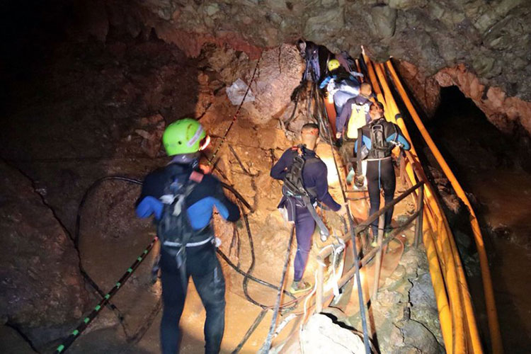 Tailandia inicia operativo para rescatar a niños atrapados