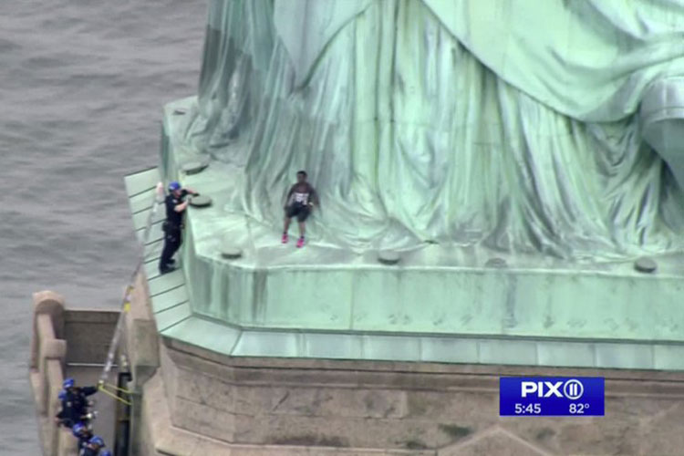 Comparece ante juez mujer que trepó a Estatua de la Libertad