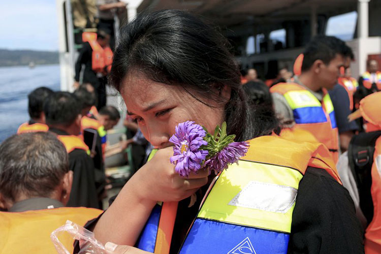 Al menos 12 muertos en naufragio en Indonesia