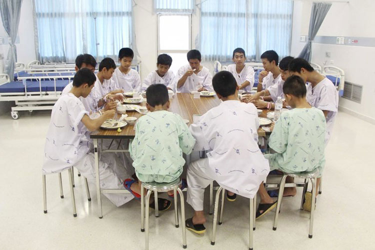 Niños rescatados de cueva en Tailandia saldrán del hospital