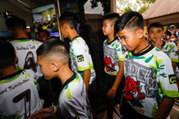 Niños rescatados en Tailandia realizarán retiro budista