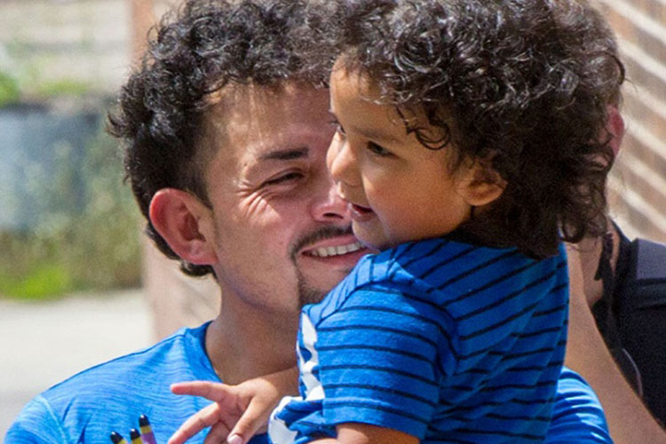 Niños migrantes se reúnen con sus padres en EU