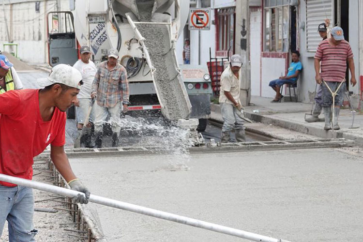 Trabajos de pavimentación en la Central Camionera en tiempo