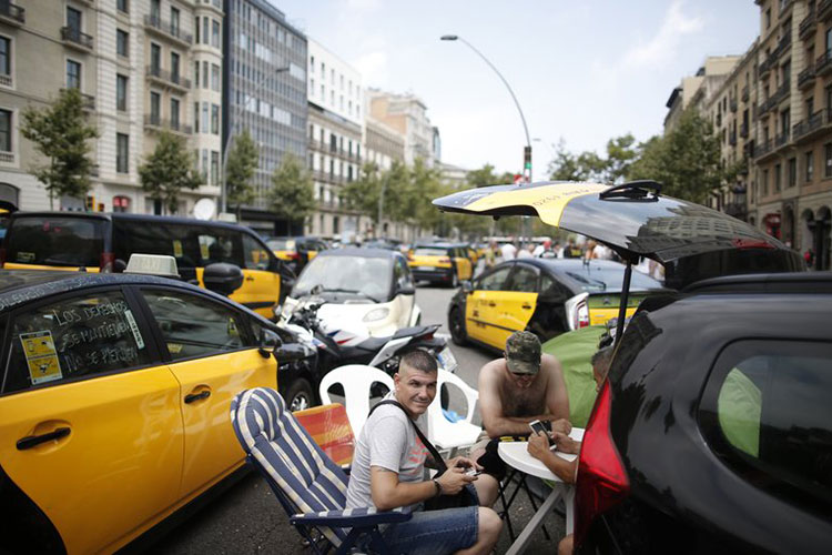 España intenta parar huelga de taxis por servicios privados