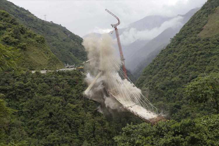 Demuelen parte de un puente en el sur de Colombia