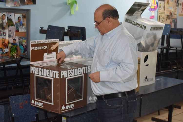 Vota alcalde e invita a la ciudadanía a emitir su sufragio