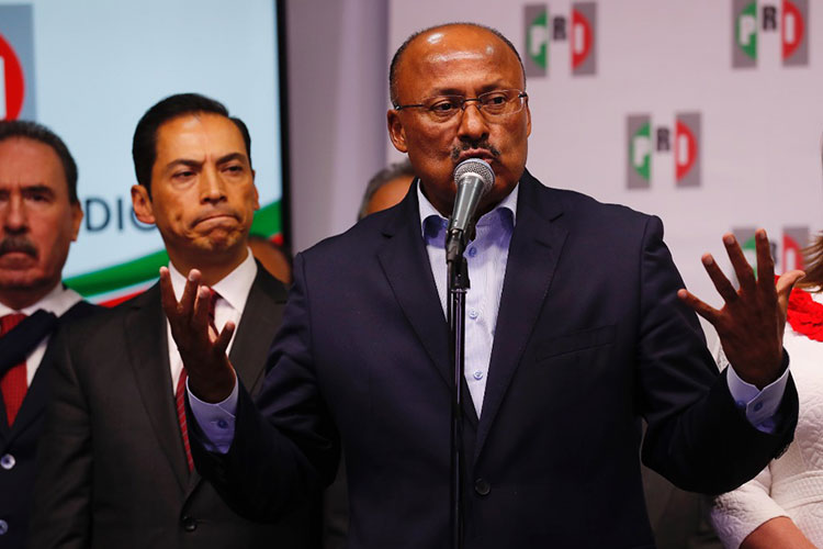 Renuncia René Juárez a dirigencia del PRI