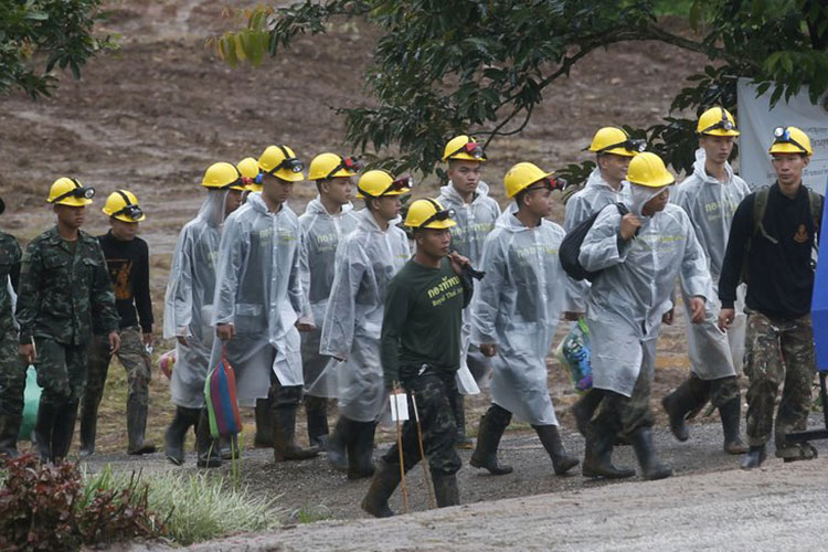Rescatan a un 9no menor de una cueva en Tailandia